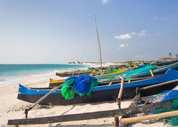 plage-pirogue-madagascar