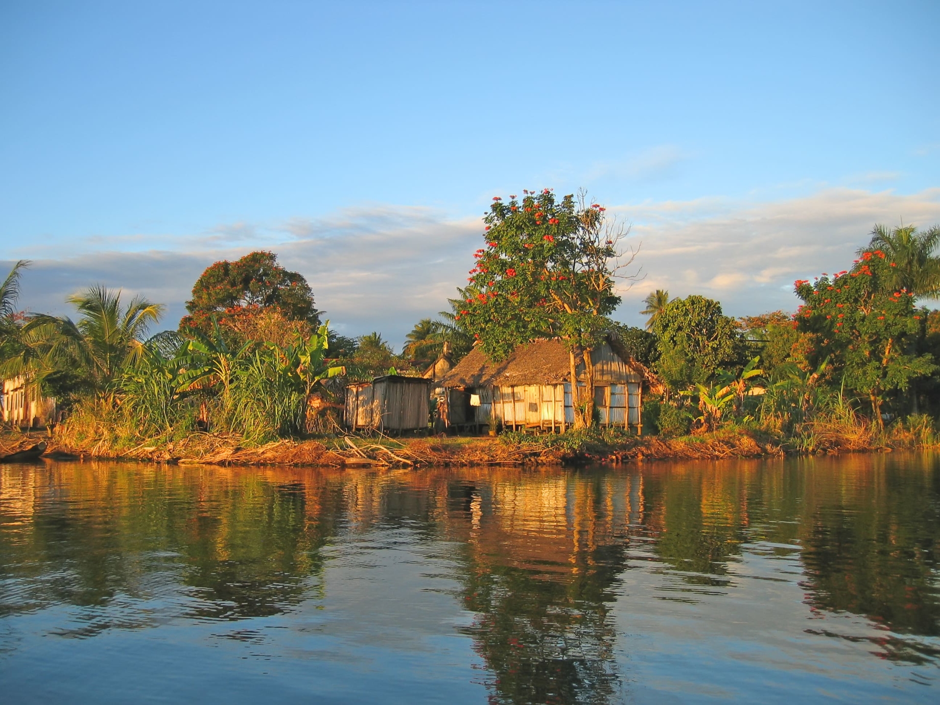 pangalane-maison-au-bord-de-l'eau