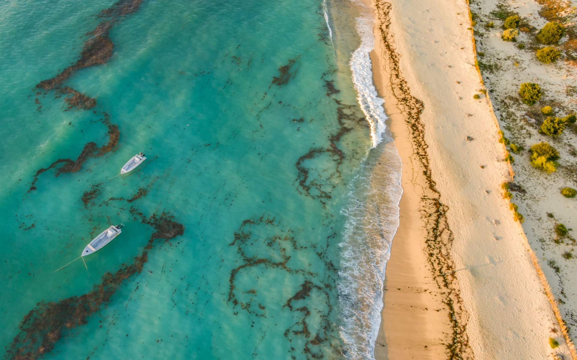 vue-aérienne-mer-sable-blanc