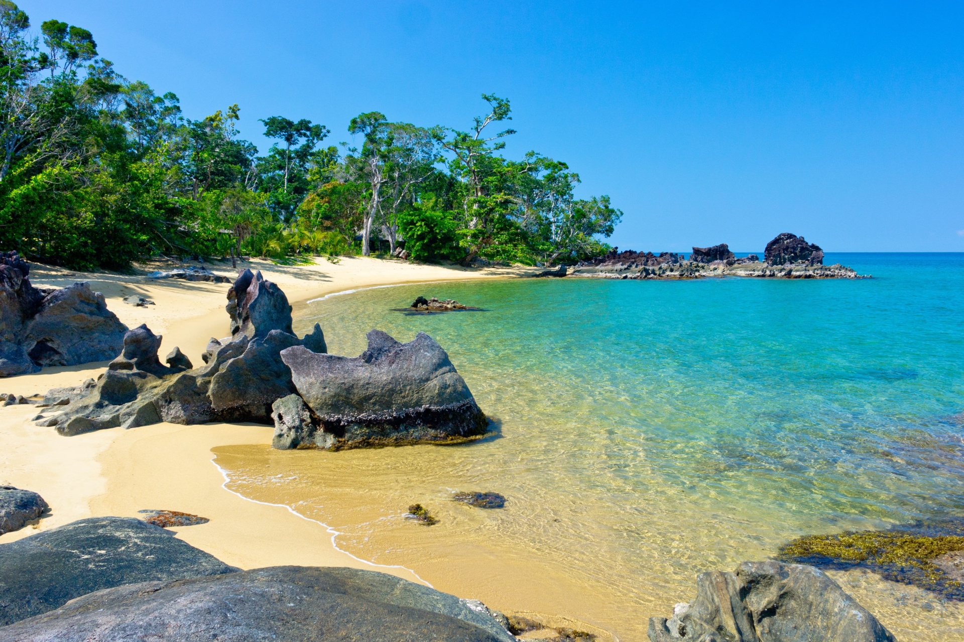 plage-rocher-madagascar