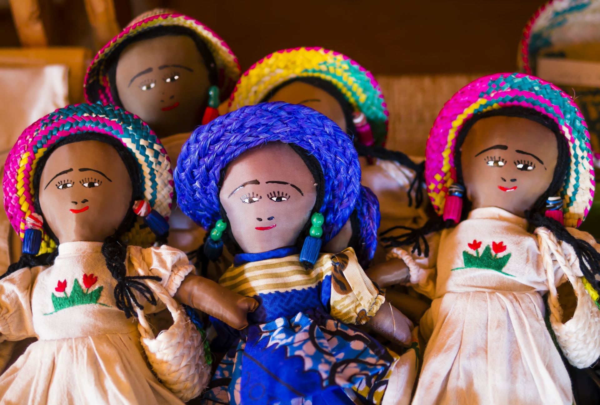 poupées-tenues-traditionnelles-colorees